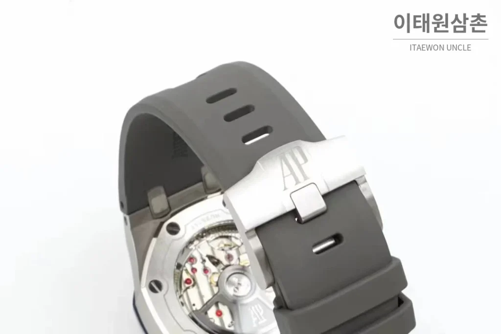 오데마피게 로열오크 오프쇼어 다이버 15720 스틸 블랙다이얼 오토매틱 42mm 그레이 러버 스트랩