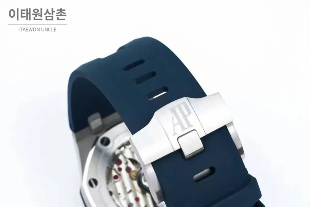 오데마피게 로열오크 오프쇼어 다이버 15720 스틸 블랙다이얼 오토매틱 42mm 네이비 러버 스트랩
