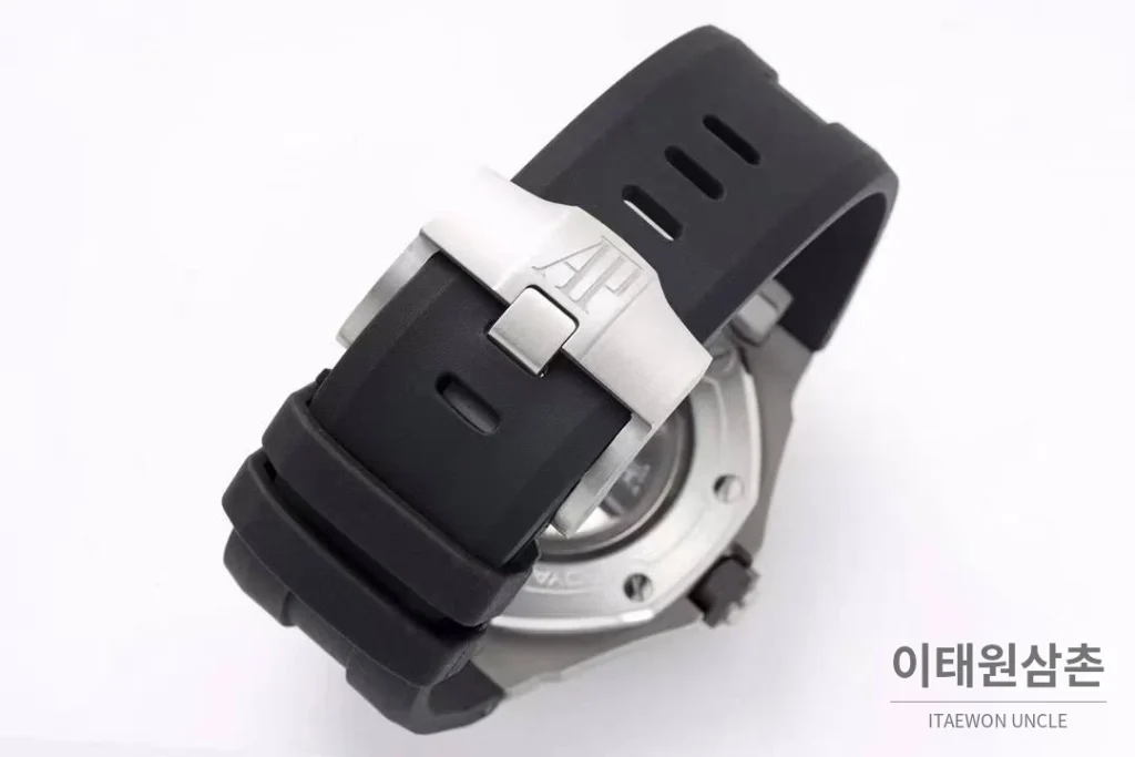오데마피게 로열오크 오프쇼어 다이버 15720 스틸 블랙다이얼 오토매틱 42mm 블랙 러버 스트랩