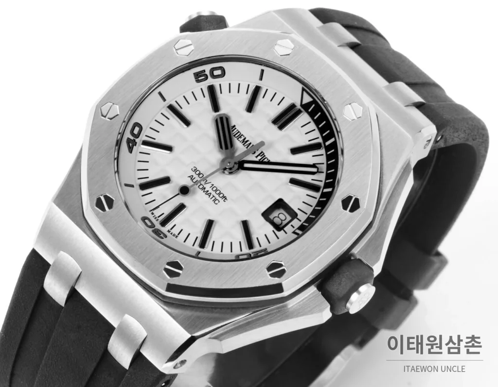 오데마피게 로열오크 오프쇼어 다이버 블랙다이얼 오토매틱 42mm 블랙 러버 스트랩 실버 베젤