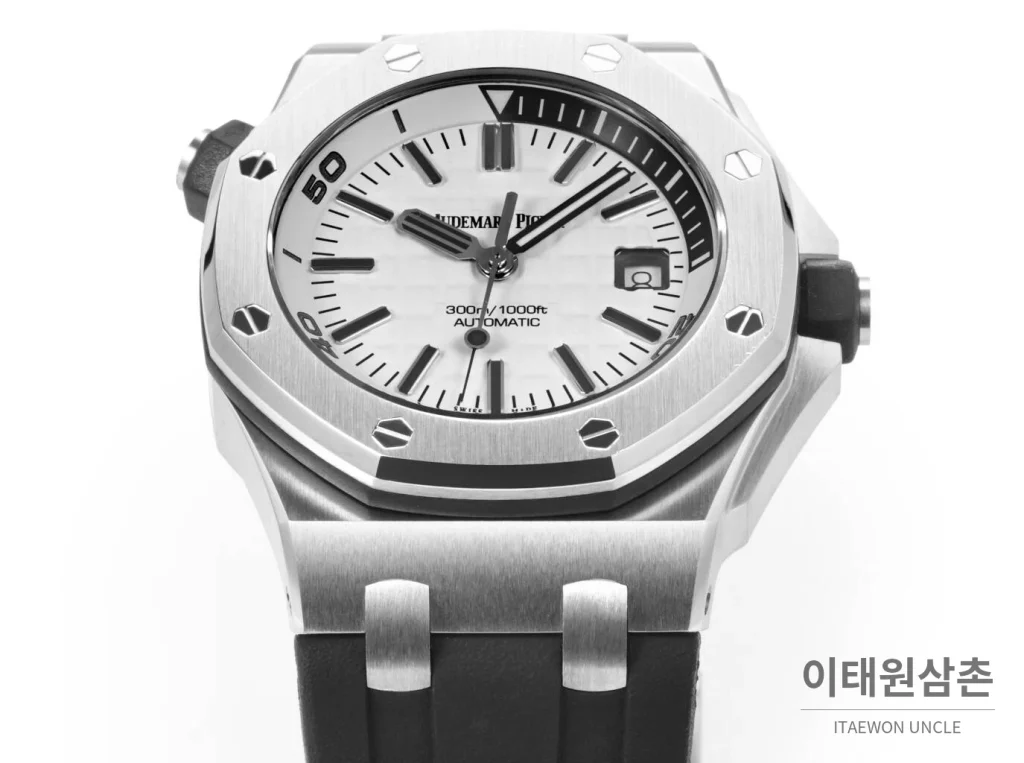 오데마피게 로열오크 오프쇼어 다이버 블랙다이얼 오토매틱 42mm 블랙 러버 스트랩 실버 베젤