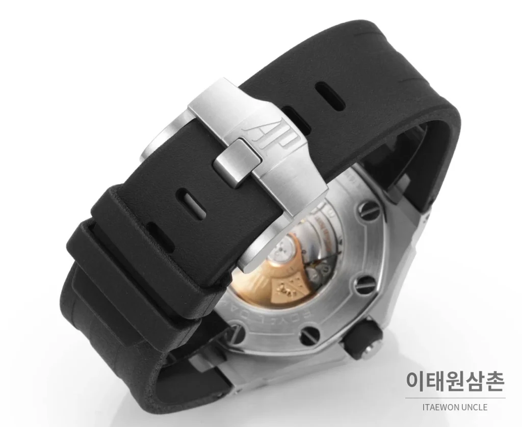 오데마피게 로열오크 오프쇼어 다이버 블랙다이얼 오토매틱 42mm 블랙 러버 스트랩 실버 베젤