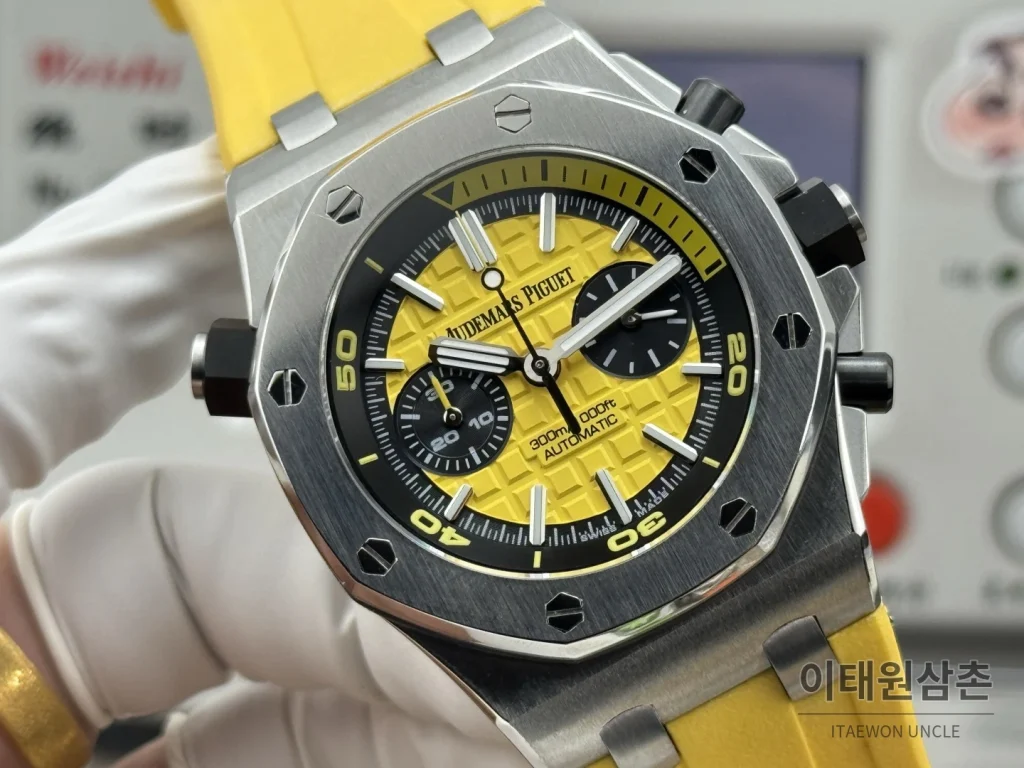 오데마피게 로열오크 오프쇼어 듀얼카운터 크로노그래프 오토매틱 42mm 26703 옐로우 다이얼