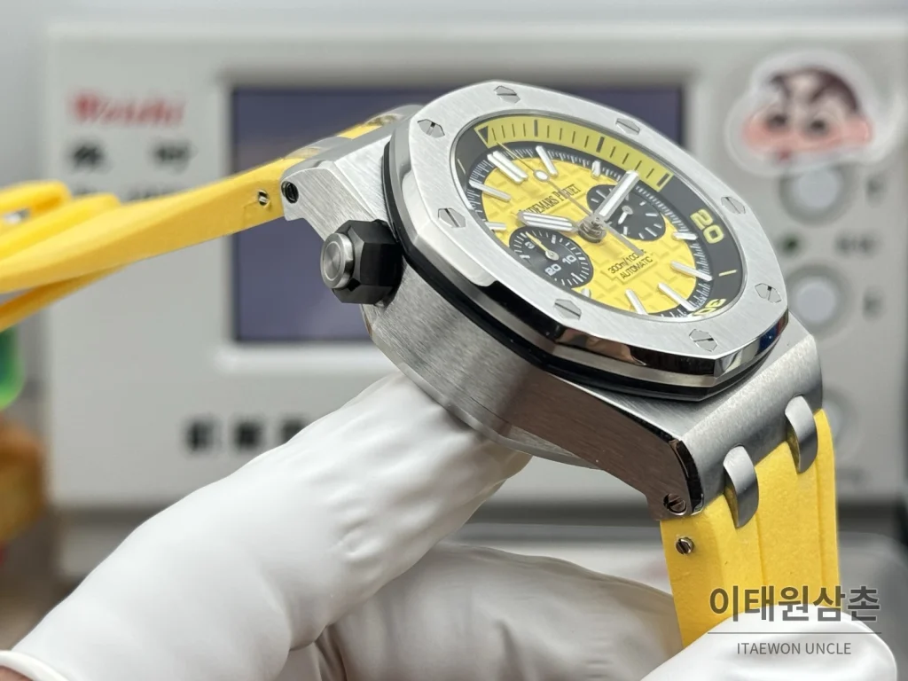 오데마피게 로열오크 오프쇼어 듀얼카운터 크로노그래프 오토매틱 42mm 26703 옐로우 다이얼