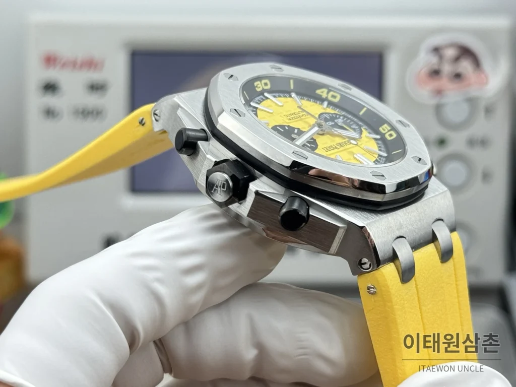 오데마피게 로열오크 오프쇼어 듀얼카운터 크로노그래프 오토매틱 42mm 26703 옐로우 다이얼