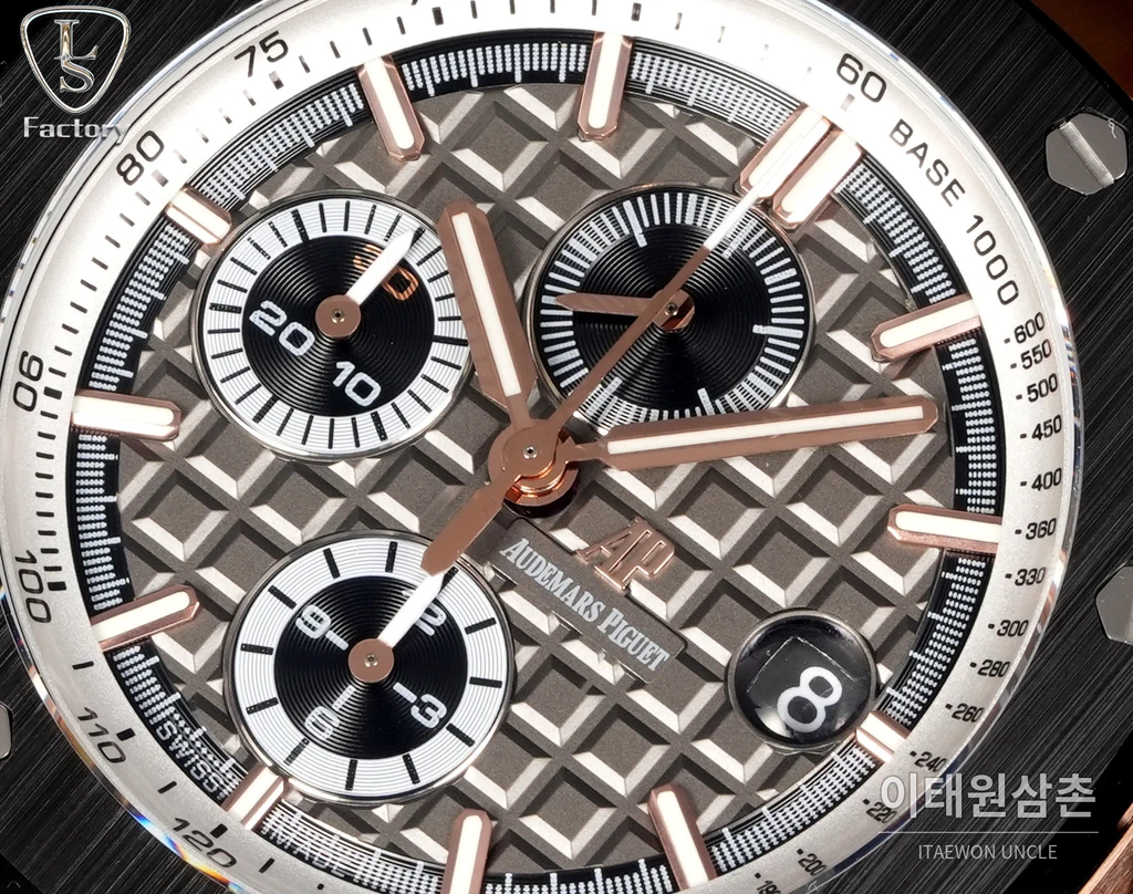 오데마피게 로열오크 오프쇼어 로즈골드 그레이다이얼 크로노그래프 오토매틱 44mm