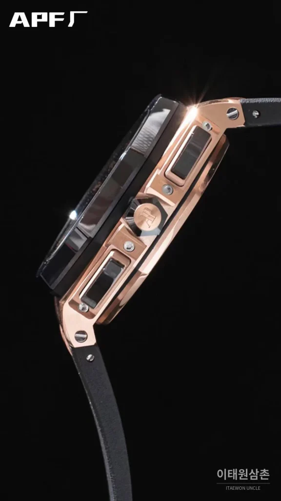 오데마피게 로열오크오프쇼어 스틸 블랙다이얼 크로노그래프 오토매틱 44mm 블랙 러버 스트랩 블랙 베젤 (2)