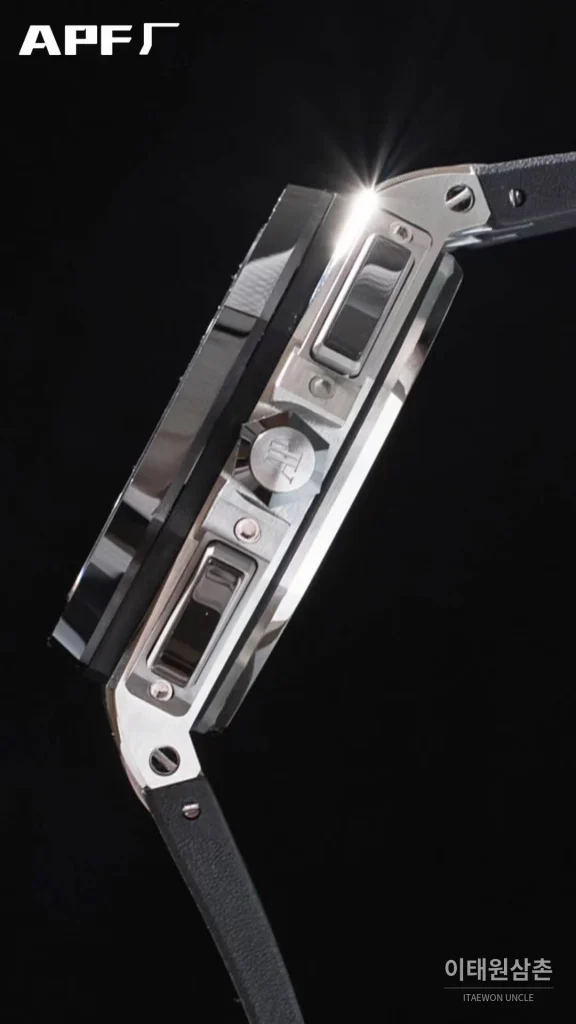 오데마피게 로열오크오프쇼어 스틸 블랙다이얼 크로노그래프 오토매틱 44mm 블랙 러버 스트랩 그레이 베젤
