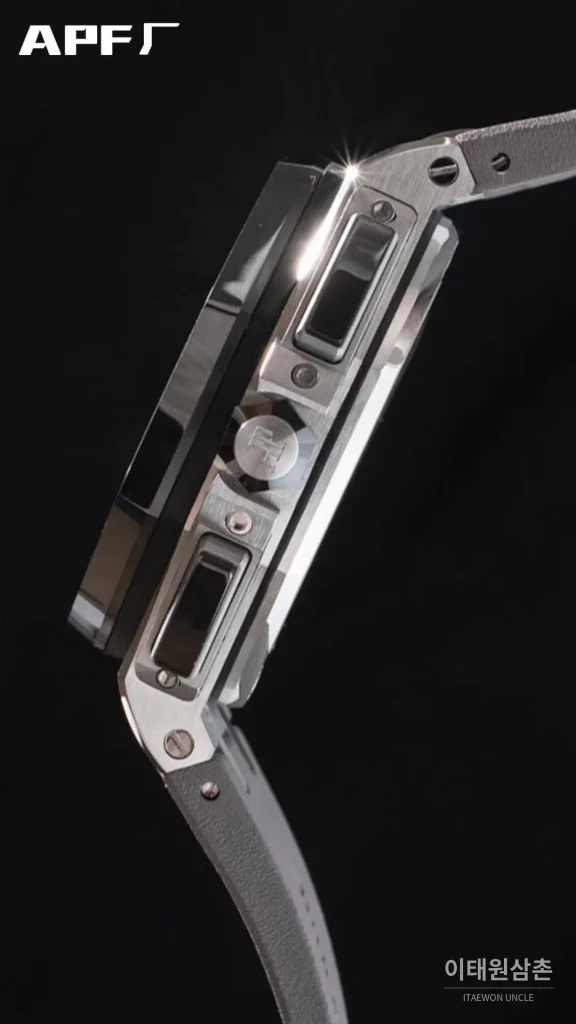 오데마피게 로열오크오프쇼어 스틸 블랙다이얼 크로노그래프 오토매틱 44mm 그레이 러버 스트랩 블랙 베젤