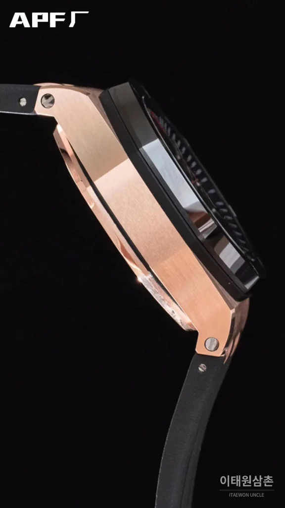 오데마피게 로열오크오프쇼어 스틸 블랙다이얼 크로노그래프 오토매틱 44mm 블랙 러버 스트랩 블랙 베젤