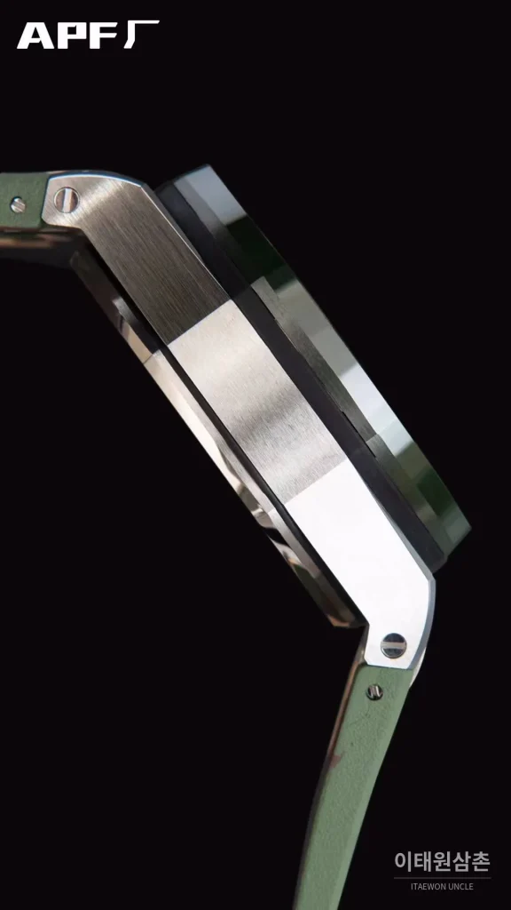 오데마피게 로열오크오프쇼어 스틸 블랙다이얼 크로노그래프 오토매틱 44mm 멀티컬러 러버 스트랩 그레이 베젤