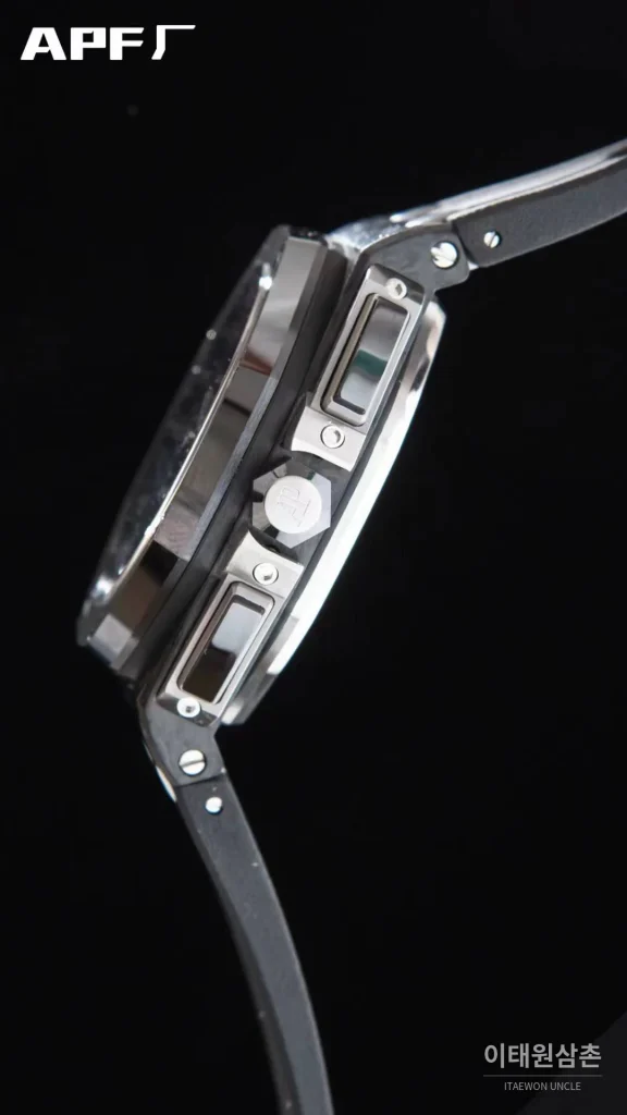 오데마피게 로열오크오프쇼어 스틸 블랙다이얼 크로노그래프 오토매틱 44mm 블랙 러버 스트랩 그레이 베젤 (4)