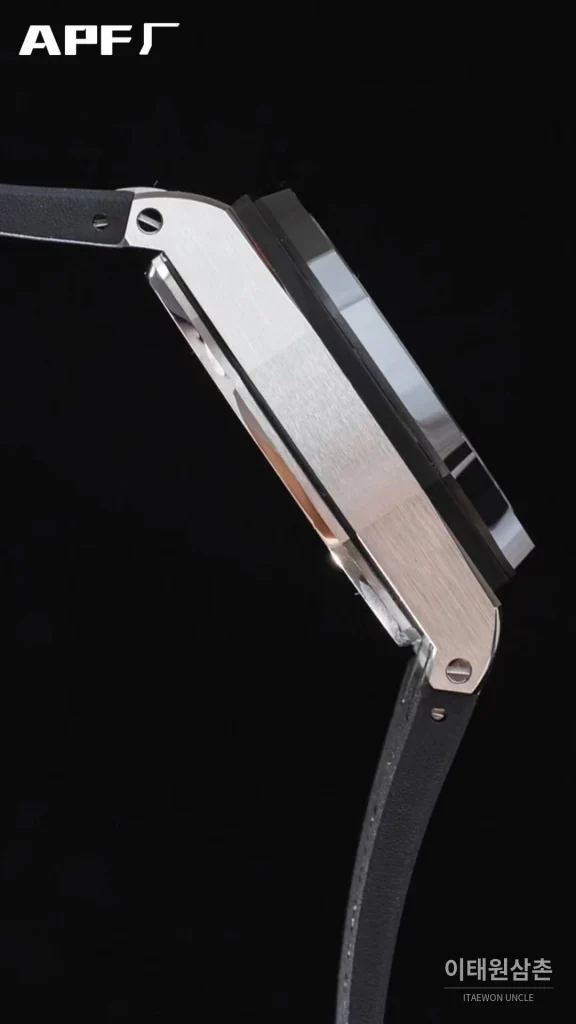 오데마피게 로열오크오프쇼어 스틸 블랙다이얼 크로노그래프 오토매틱 44mm 블랙 러버 스트랩 그레이 베젤