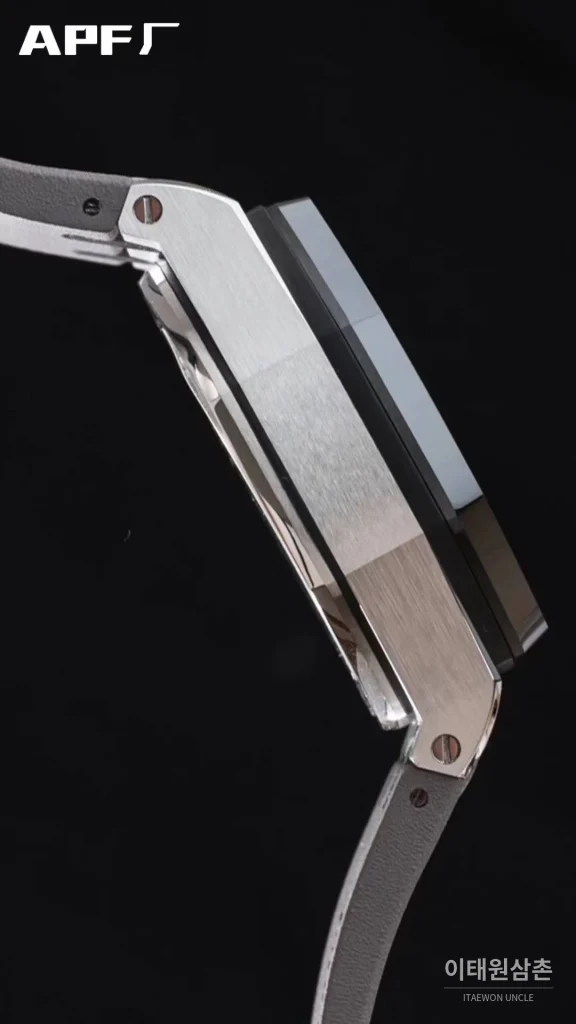 오데마피게 로열오크오프쇼어 스틸 블랙다이얼 크로노그래프 오토매틱 44mm 그레이 러버 스트랩 블랙 베젤
