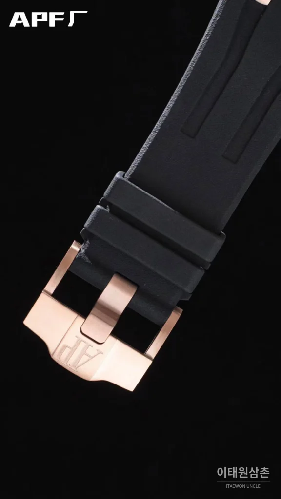오데마피게 로열오크오프쇼어 스틸 블랙다이얼 크로노그래프 오토매틱 44mm 블랙 러버 스트랩 블랙 베젤