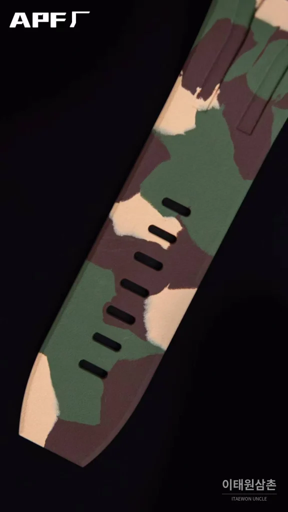 오데마피게 로열오크오프쇼어 스틸 블랙다이얼 크로노그래프 오토매틱 44mm 멀티컬러 러버 스트랩 그레이 베젤