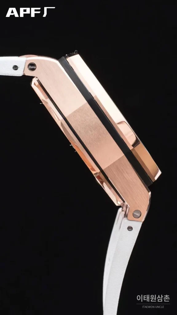 오데마피게 로열오크오프쇼어 스틸 블랙다이얼 크로노그래프 오토매틱 44mm 화이트 러버 스트랩 로즈골드 베젤