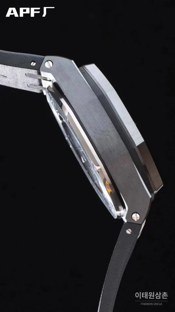오데마피게 로열오크오프쇼어 스틸 블랙다이얼 크로노그래프 오토매틱 44mm 블랙 러버 스트랩 그레이 베젤 (4)