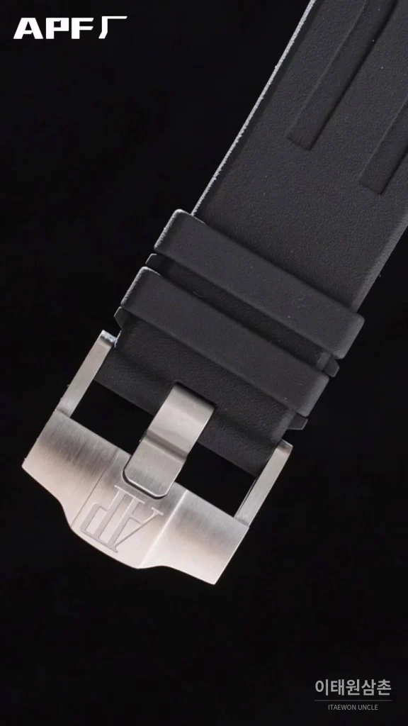 오데마피게 로열오크오프쇼어 스틸 블랙다이얼 크로노그래프 오토매틱 44mm 블랙 러버 스트랩 그레이 베젤
