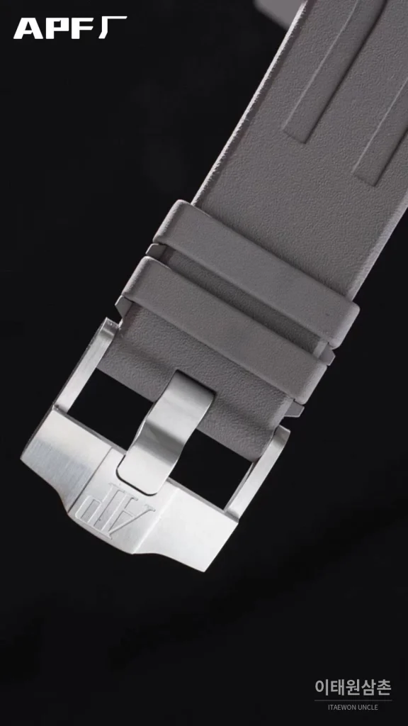 오데마피게 로열오크오프쇼어 스틸 블랙다이얼 크로노그래프 오토매틱 44mm 그레이 러버 스트랩 블랙 베젤