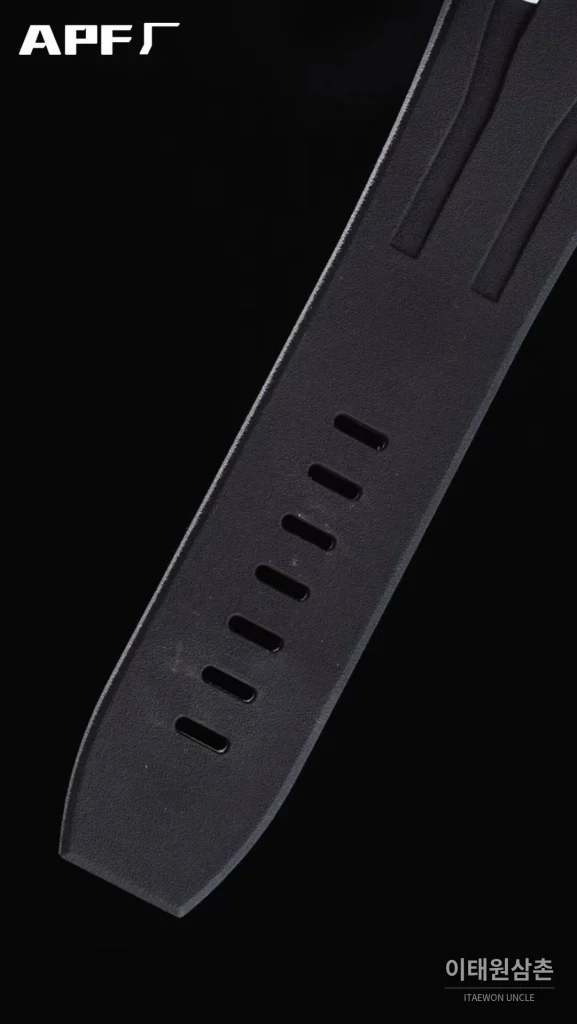 오데마피게 로열오크오프쇼어 스틸 블랙다이얼 크로노그래프 오토매틱 44mm 블랙 러버 스트랩 그레이 베젤 (3)