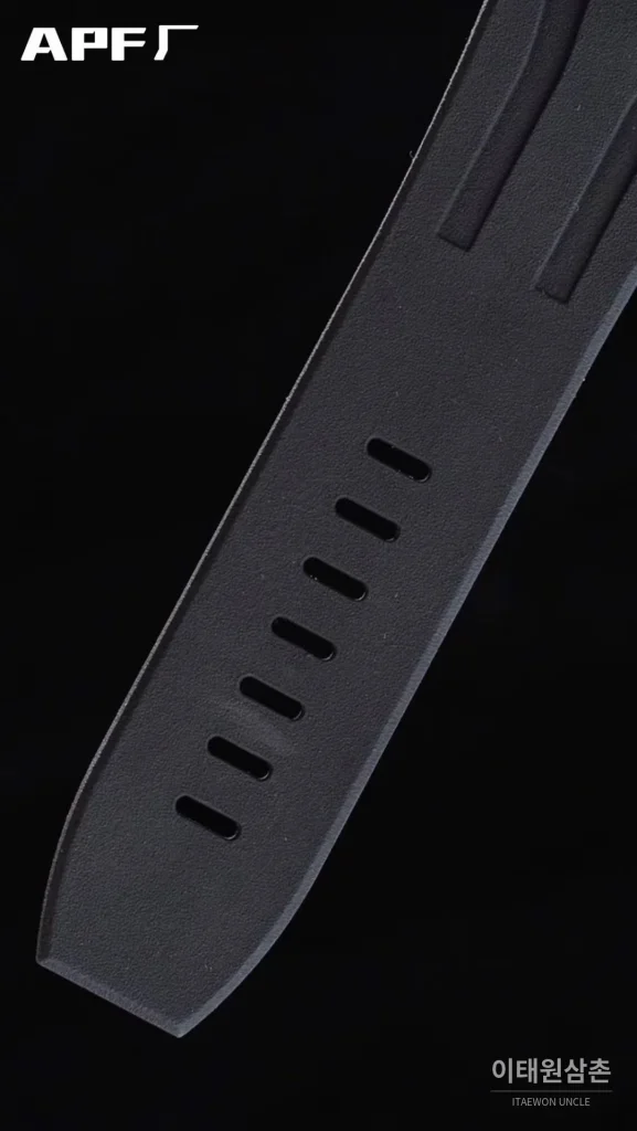 오데마피게 로열오크오프쇼어 스틸 블랙다이얼 크로노그래프 오토매틱 44mm 블랙 러버 스트랩 그레이 베젤