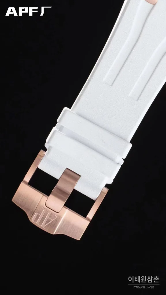 오데마피게 로열오크오프쇼어 스틸 블랙다이얼 크로노그래프 오토매틱 44mm 화이트 러버 스트랩 로즈골드 베젤
