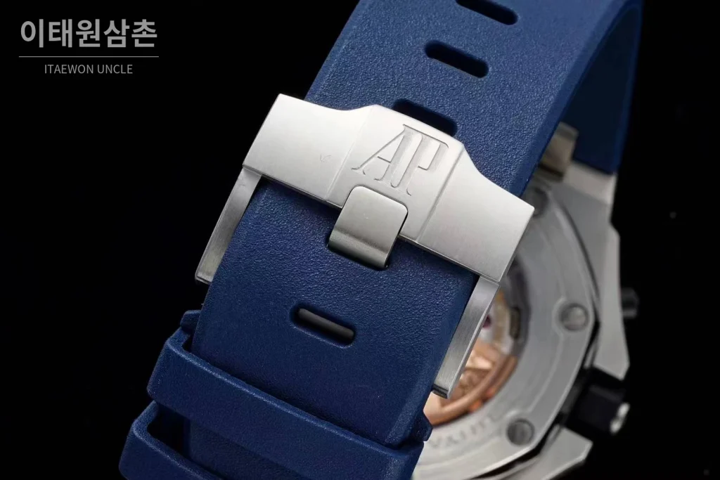오데마피게 로열오크오프쇼어 스틸 블루다이얼 크로노그래프 오토매틱 42mm 블루 러버 스트랩