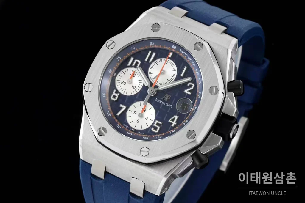 오데마피게 로열오크오프쇼어 스틸 블루다이얼 크로노그래프 오토매틱 42mm 블루 러버 스트랩