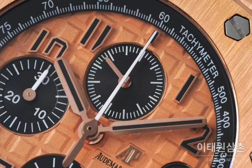 오데마피게 로열오크오프쇼어 스틸 블루다이얼 크로노그래프 오토매틱 42mm 블랙 러버 스트랩 로즈골드 베젤