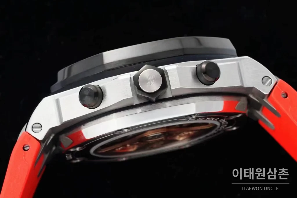 오데마피게 로열오크오프쇼어 스틸 블루다이얼 크로노그래프 오토매틱 42mm 레드 러버 스트랩 블랙 베젤