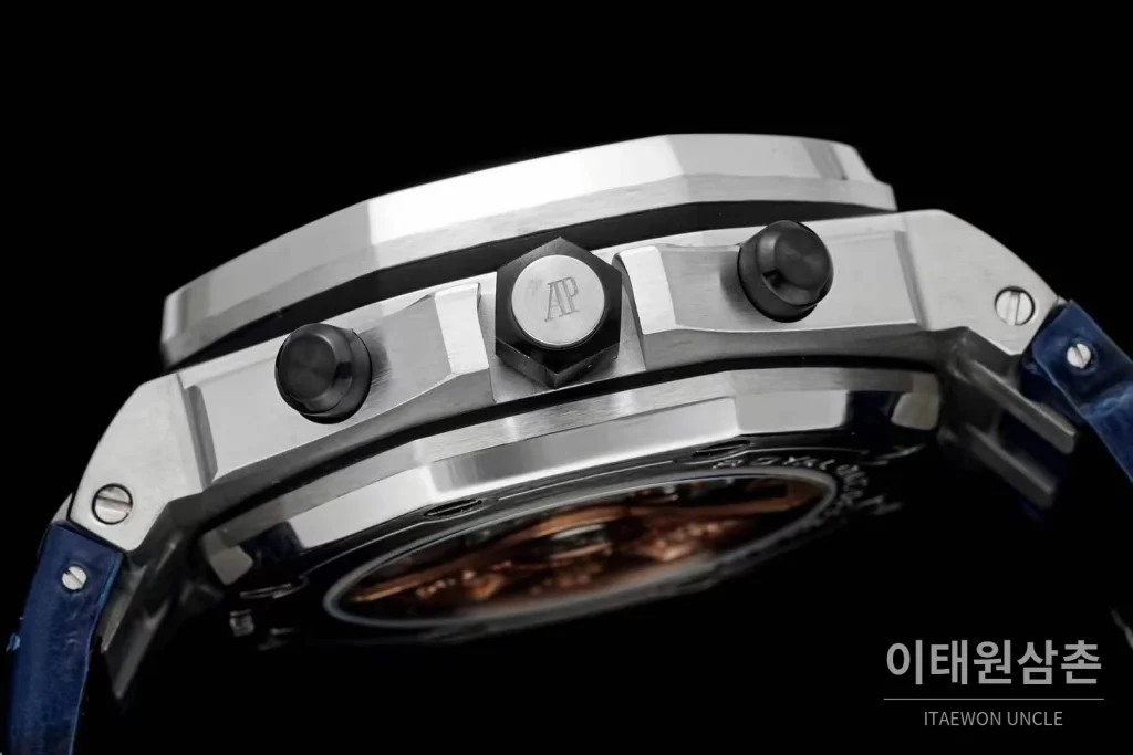 오데마피게 로열오크오프쇼어 스틸 블루다이얼 크로노그래프 오토매틱 42mm 네이비 가죽 스트랩