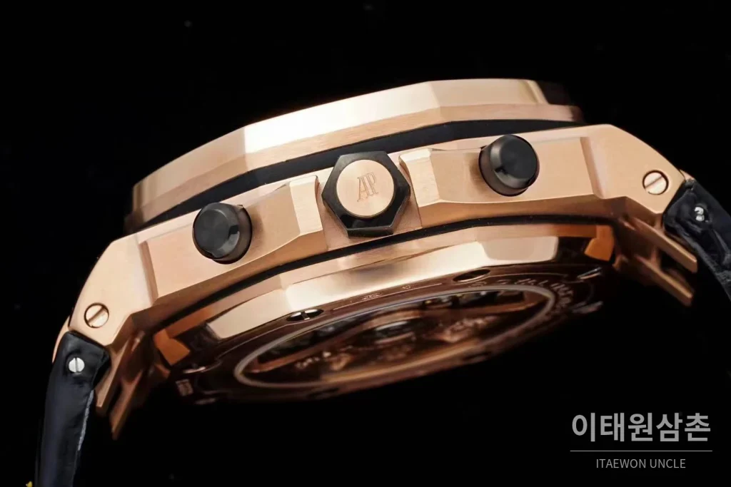 오데마피게 로열오크오프쇼어 스틸 블루다이얼 크로노그래프 오토매틱 42mm 블랙 가죽 스트랩 로즈골드 베젤