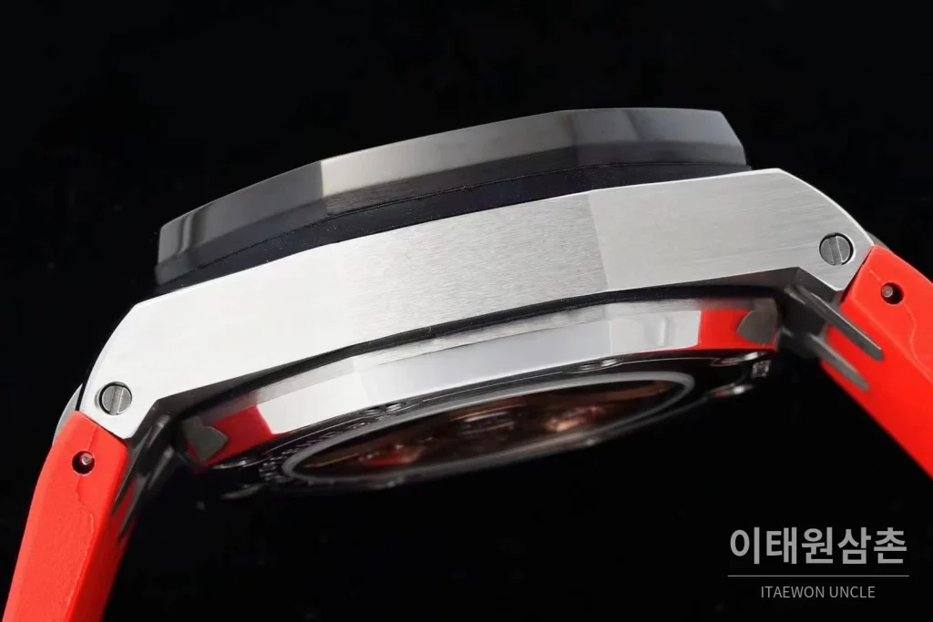오데마피게 로열오크오프쇼어 스틸 블루다이얼 크로노그래프 오토매틱 42mm 레드 러버 스트랩 블랙 베젤