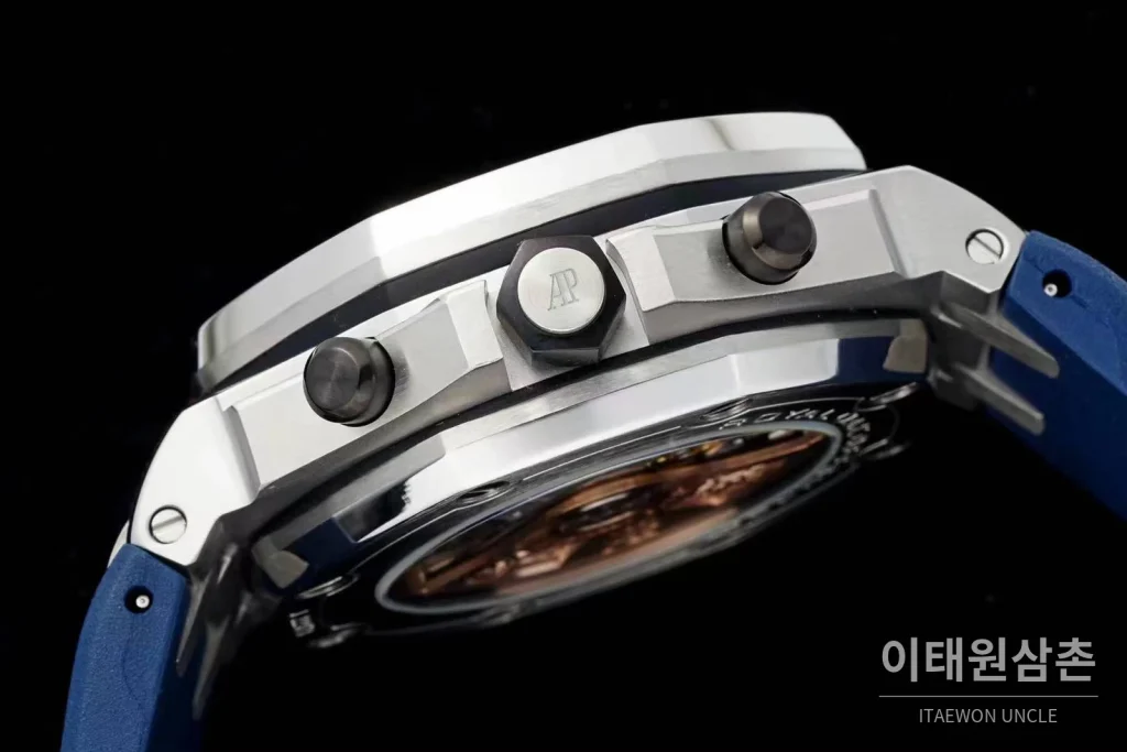오데마피게 로열오크오프쇼어 스틸 블루다이얼 크로노그래프 오토매틱 42mm 블루 러버 스트랩