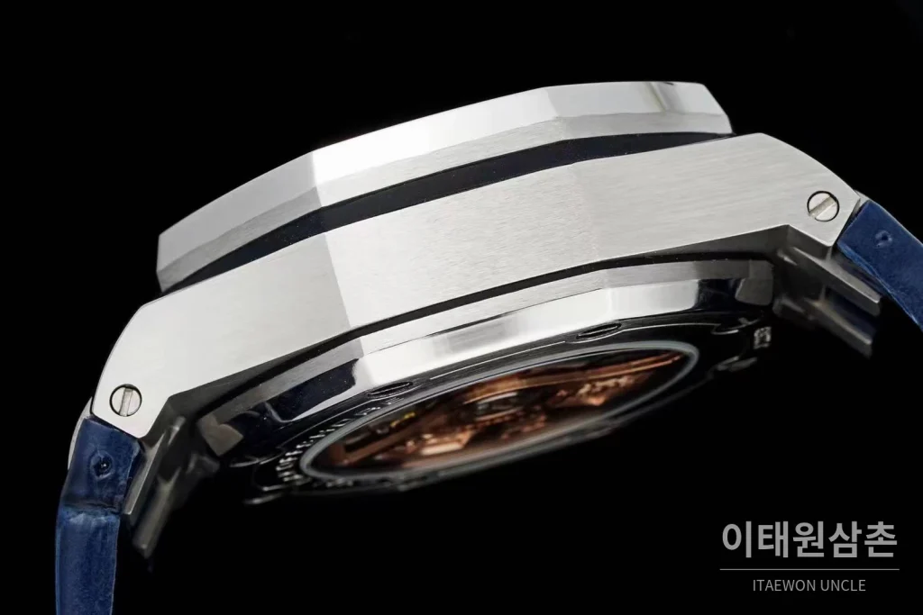오데마피게 로열오크오프쇼어 스틸 블루다이얼 크로노그래프 오토매틱 42mm 네이비 가죽 스트랩