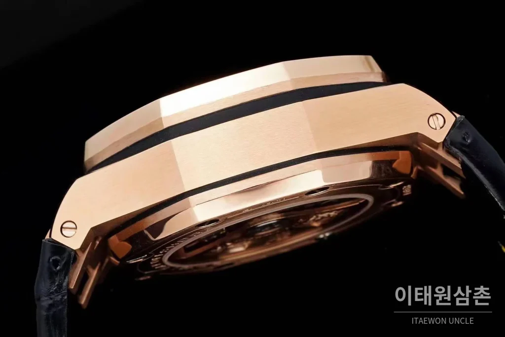 오데마피게 로열오크오프쇼어 스틸 블루다이얼 크로노그래프 오토매틱 42mm 블랙 가죽 스트랩 로즈골드 베젤
