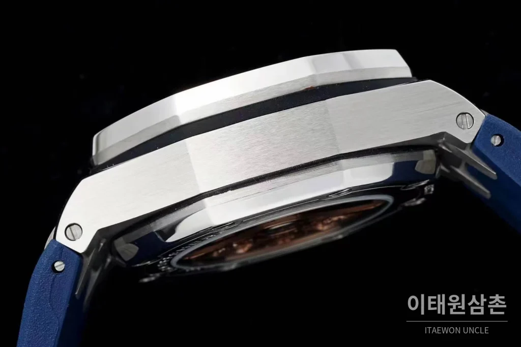 오데마피게 로열오크오프쇼어 스틸 블루다이얼 크로노그래프 오토매틱 42mm 블루 러버 스트랩