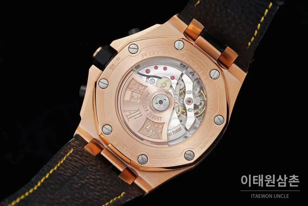 오데마피게 로열오크오프쇼어 스틸 블루다이얼 크로노그래프 오토매틱 42mm 블랙 러버 스트랩 로즈골드 베젤