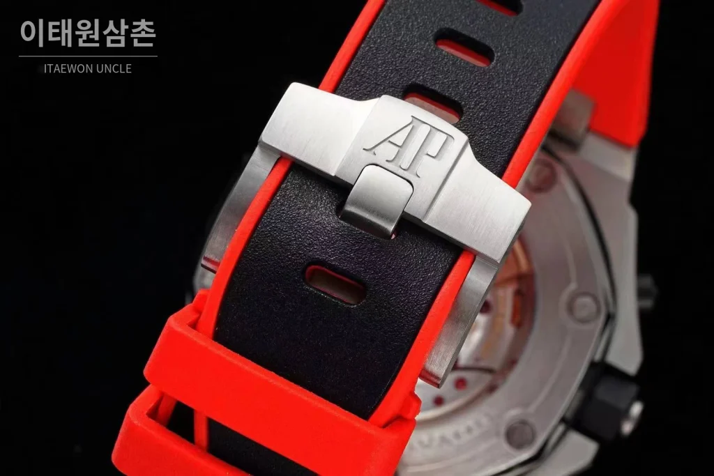 오데마피게 로열오크오프쇼어 스틸 블루다이얼 크로노그래프 오토매틱 42mm 레드 러버 스트랩 블랙 베젤