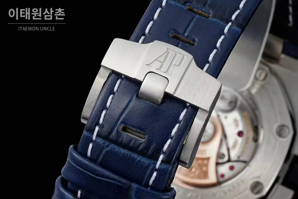 오데마피게 로열오크오프쇼어 스틸 블루다이얼 크로노그래프 오토매틱 42mm 네이비 가죽 스트랩