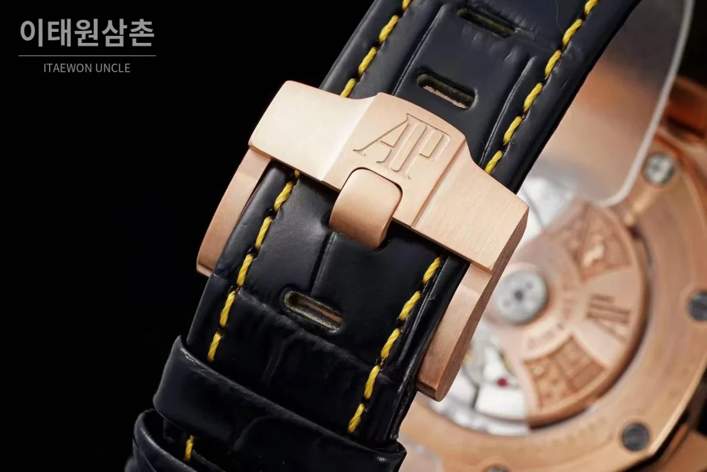 오데마피게 로열오크오프쇼어 스틸 블루다이얼 크로노그래프 오토매틱 42mm 블랙 가죽 스트랩 로즈골드 베젤