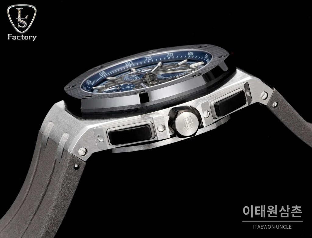 오데마피게 로열오크 오프쇼어 스틸 블루다이얼 크로노그래프 오토매틱 44mm