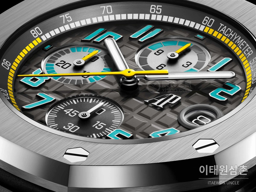 오데마피게 로열오크 오프쇼어 스틸 플루오로러버 크로노그래프 42mm 26238 그레이 다이얼