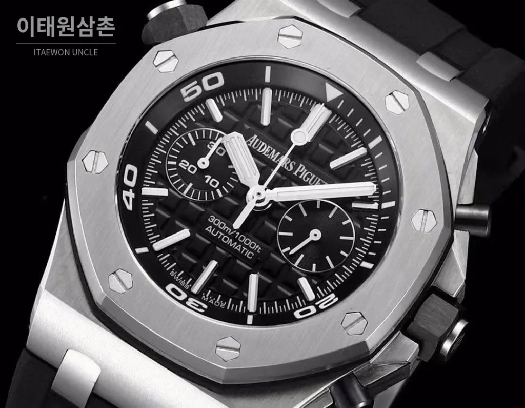 오데마피게 로열오크오프쇼어 스틸 와플다이얼 크로노그래프 오토매틱 42mm 블랙 블랙 러버 스트랩 실버 베젤