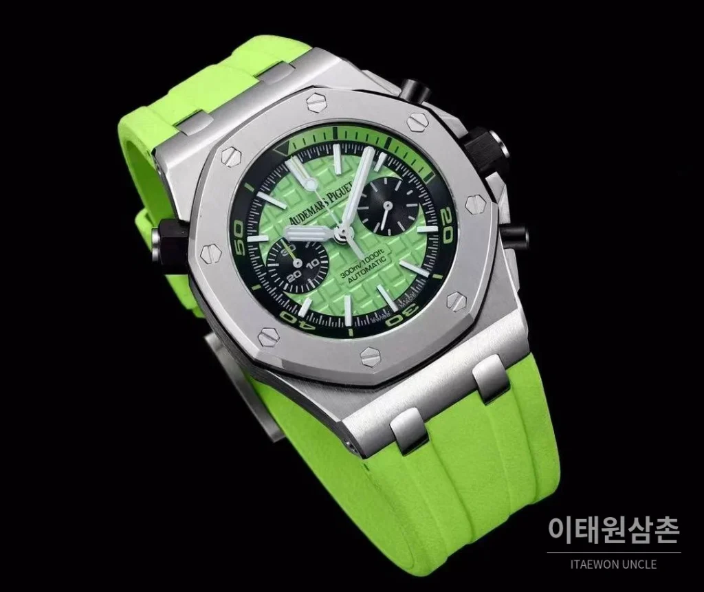 오데마피게 로열오크오프쇼어 스틸 와플다이얼 크로노그래프 오토매틱 42mm 블랙 그린 러버 스트랩
