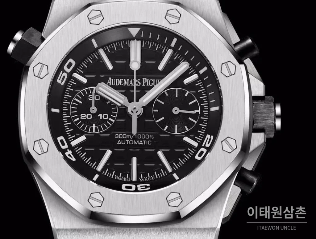 오데마피게 로열오크오프쇼어 스틸 와플다이얼 크로노그래프 오토매틱 42mm 블랙 블랙 러버 스트랩 실버 베젤