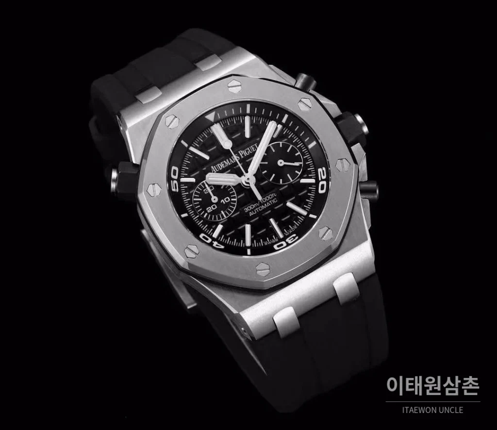 오데마피게 로열오크오프쇼어 스틸 와플다이얼 크로노그래프 오토매틱 42mm 블랙 블랙 러버 스트랩 실버 베젤