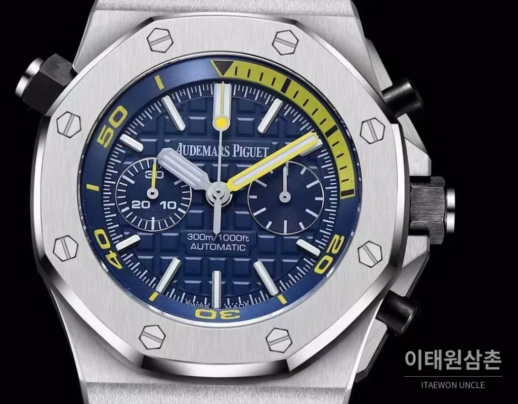 오데마피게 로열오크오프쇼어 스틸 와플다이얼 크로노그래프 오토매틱 42mm 블랙 블루 러버 스트랩