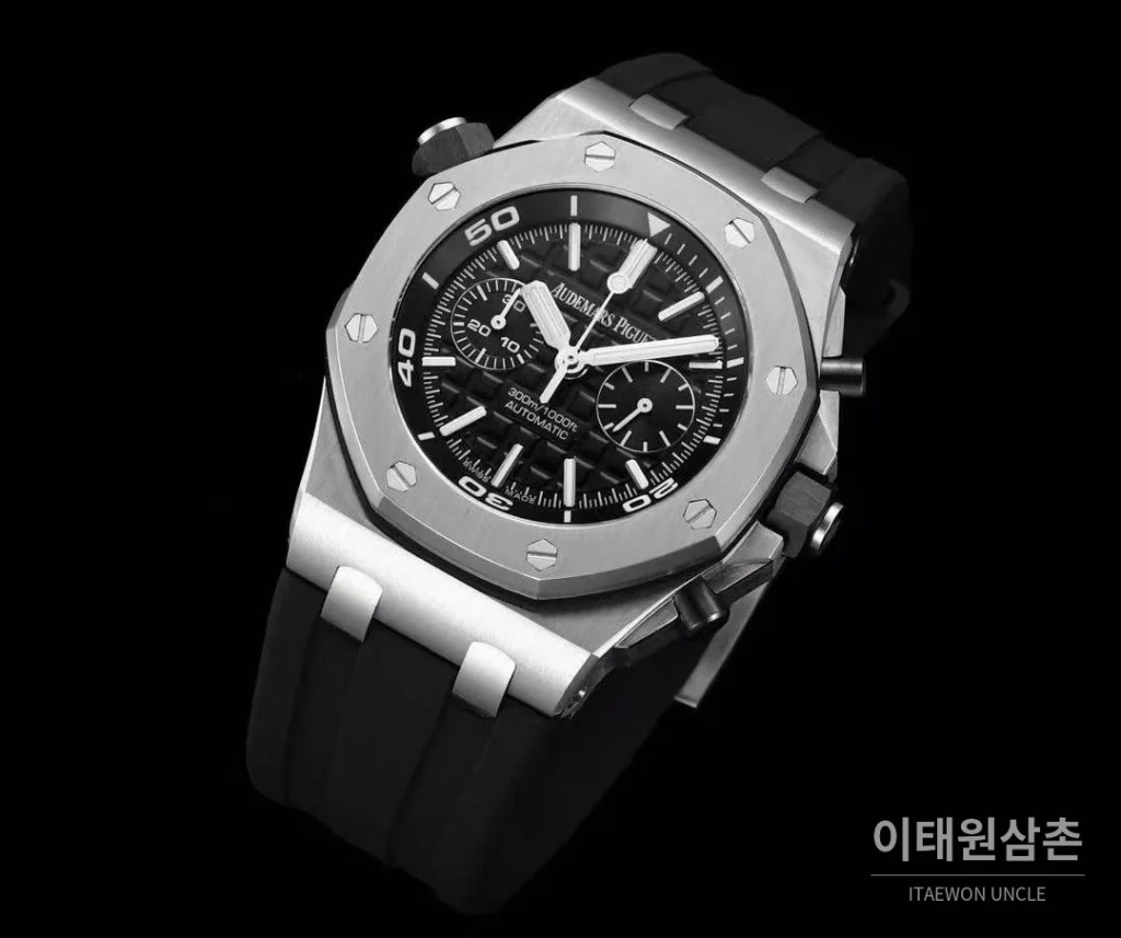 오데마피게 로열오크오프쇼어 스틸 와플다이얼 크로노그래프 오토매틱 42mm 블랙 블랙 러버 스트랩 실버 베젤